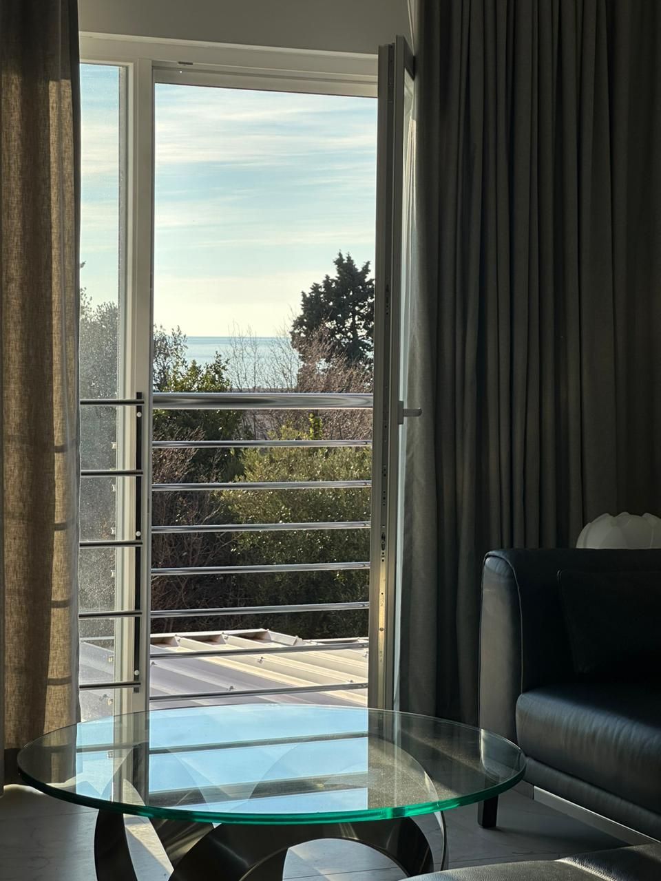 Prodaja dvosobnog luksuzno opremljenog stana 60 m² + 25 m² terasa u kompleksu sa bazenom – Petrovac, Budva - Amfora Real Estate