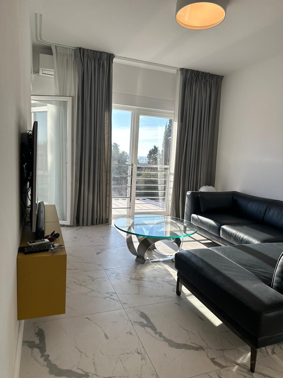 Prodaja dvosobnog luksuzno opremljenog stana 60 m² + 25 m² terasa u kompleksu sa bazenom – Petrovac, Budva - Amfora Real Estate