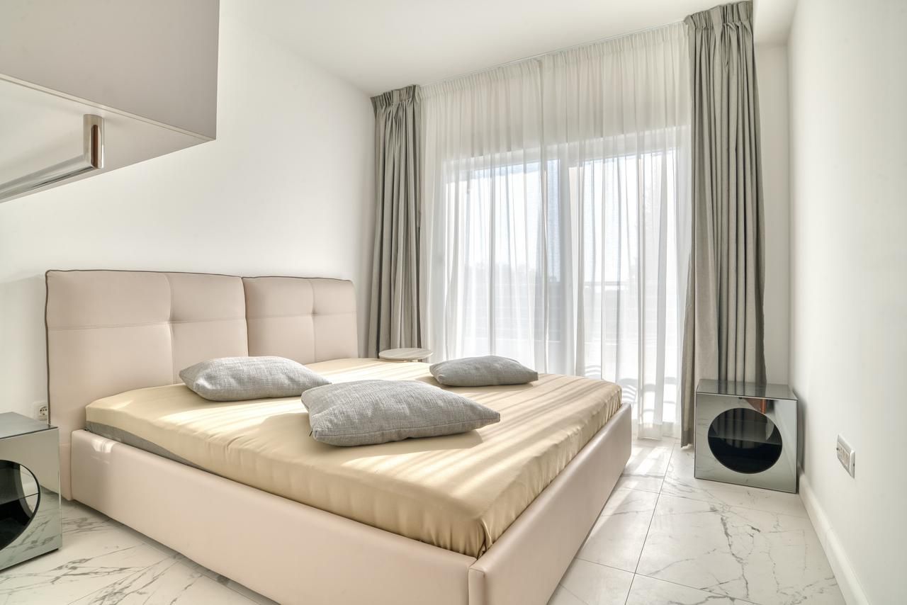 Prodaja dvosobnog luksuzno opremljenog stana 60 m² + 25 m² terasa u kompleksu sa bazenom – Petrovac, Budva - Amfora Real Estate