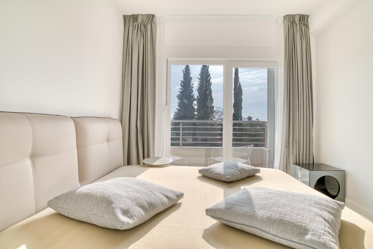 Prodaja dvosobnog luksuzno opremljenog stana 60 m² + 25 m² terasa u kompleksu sa bazenom – Petrovac, Budva - Amfora Real Estate