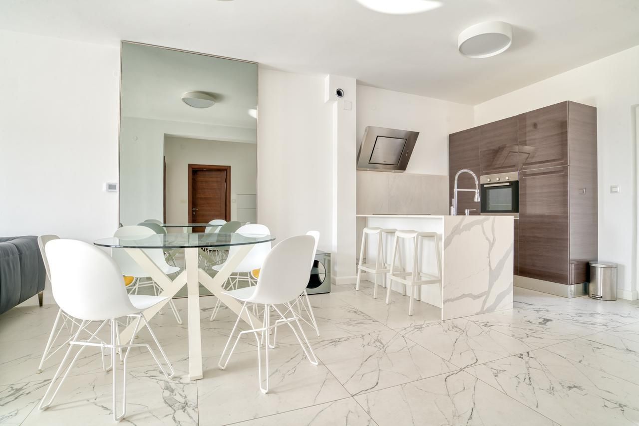 Prodaja dvosobnog luksuzno opremljenog stana 60 m² + 25 m² terasa u kompleksu sa bazenom – Petrovac, Budva - Amfora Real Estate