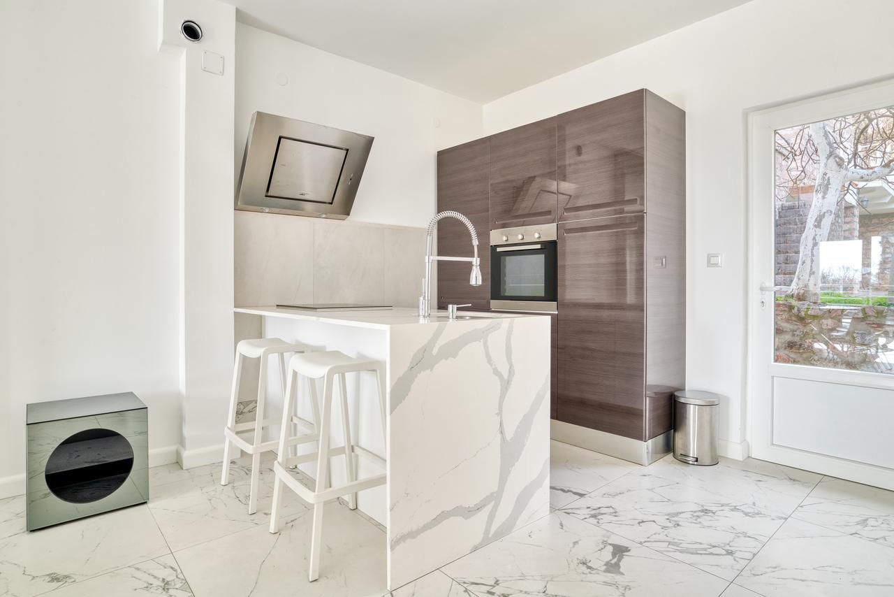 Prodaja dvosobnog luksuzno opremljenog stana 60 m² + 25 m² terasa u kompleksu sa bazenom – Petrovac, Budva - Amfora Real Estate