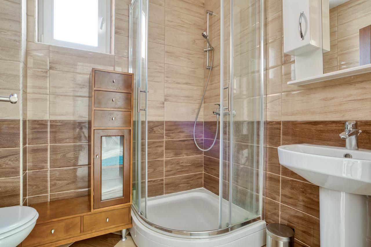 Prodaja dvosobnog luksuzno opremljenog stana 60 m² + 25 m² terasa u kompleksu sa bazenom – Petrovac, Budva - Amfora Real Estate