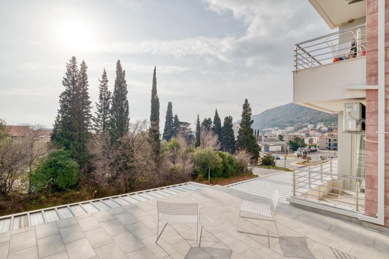 Prodaja dvosobnog luksuzno opremljenog stana 60 m² + 25 m² terasa u kompleksu sa bazenom – Petrovac, Budva - Amfora Real Estate