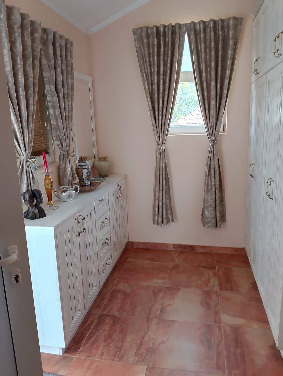 Moderno opremljen dvosoban stan 120m², 100m od mora – Tivat (izdavanje na duži period)“ - Amfora Real Estate