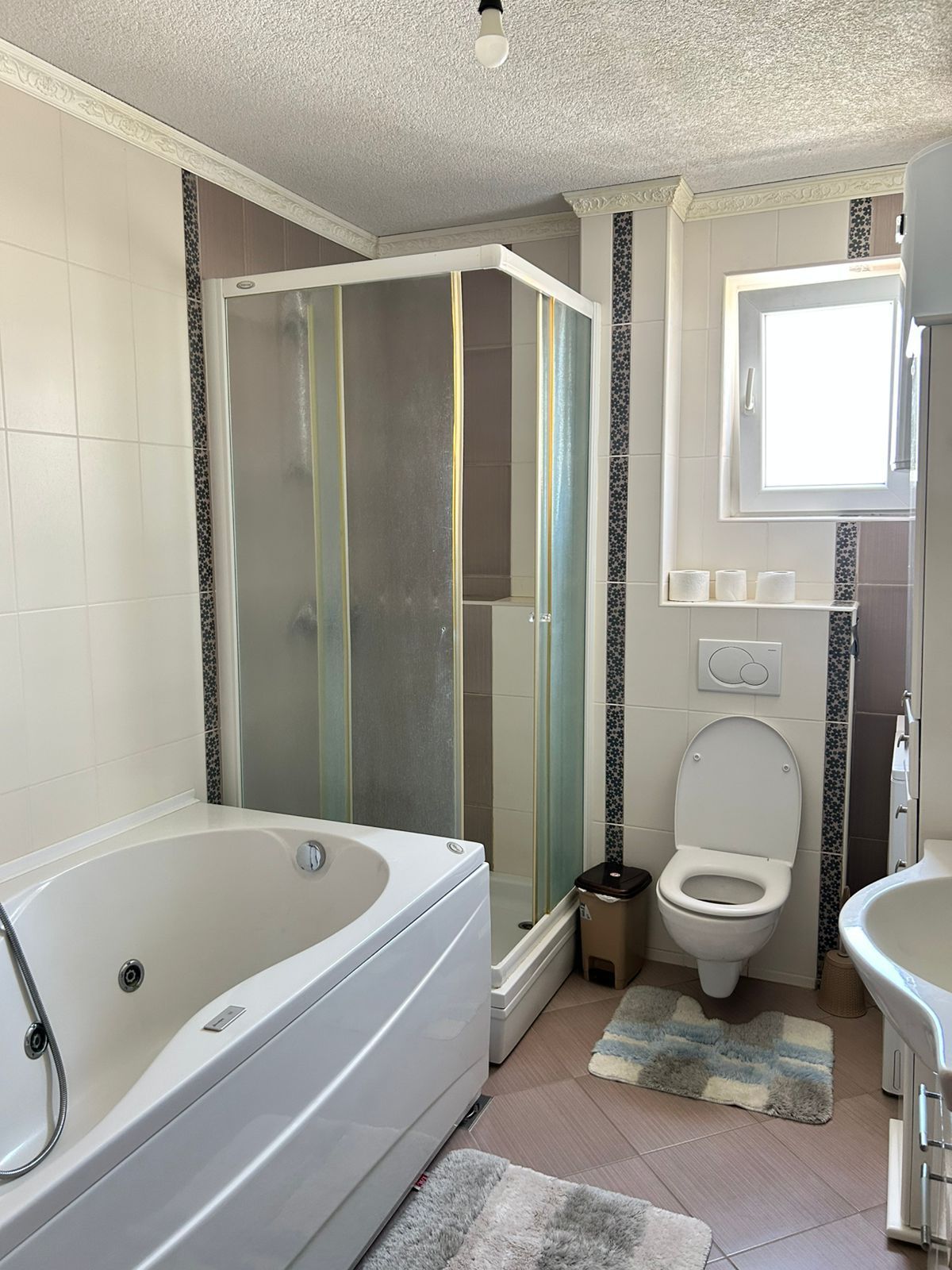 Moderno opremljen dvosoban stan 120m², 100m od mora – Tivat (izdavanje na duži period)“ - Amfora Real Estate