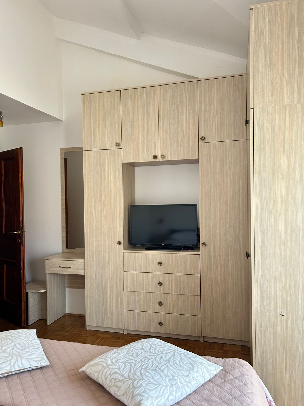 Moderno opremljen dvosoban stan 120m², 100m od mora – Tivat (izdavanje na duži period)“ - Amfora Real Estate