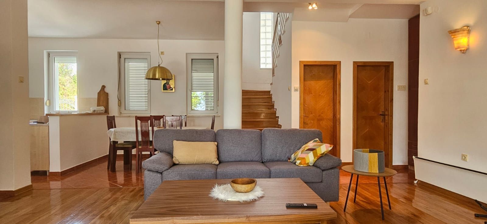 Izdavanje prostrane i renovirane kuće sa panoramskim pogledom na more – Krimovica, Kotor (NA DUŽI PERIOD) - Amfora Real Estate