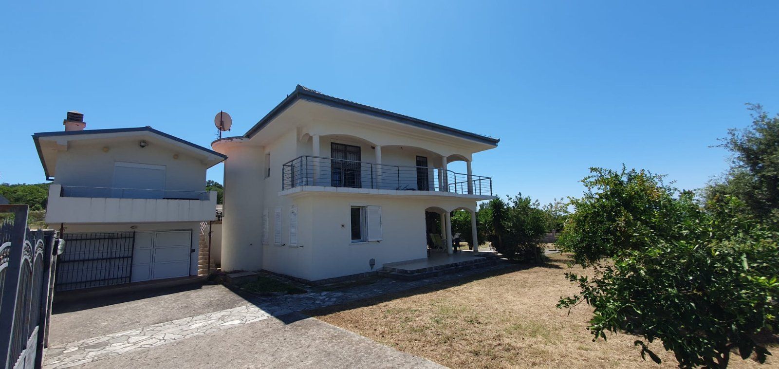 Izdavanje prostrane i renovirane kuće sa panoramskim pogledom na more – Krimovica, Kotor (NA DUŽI PERIOD) - Amfora Real Estate