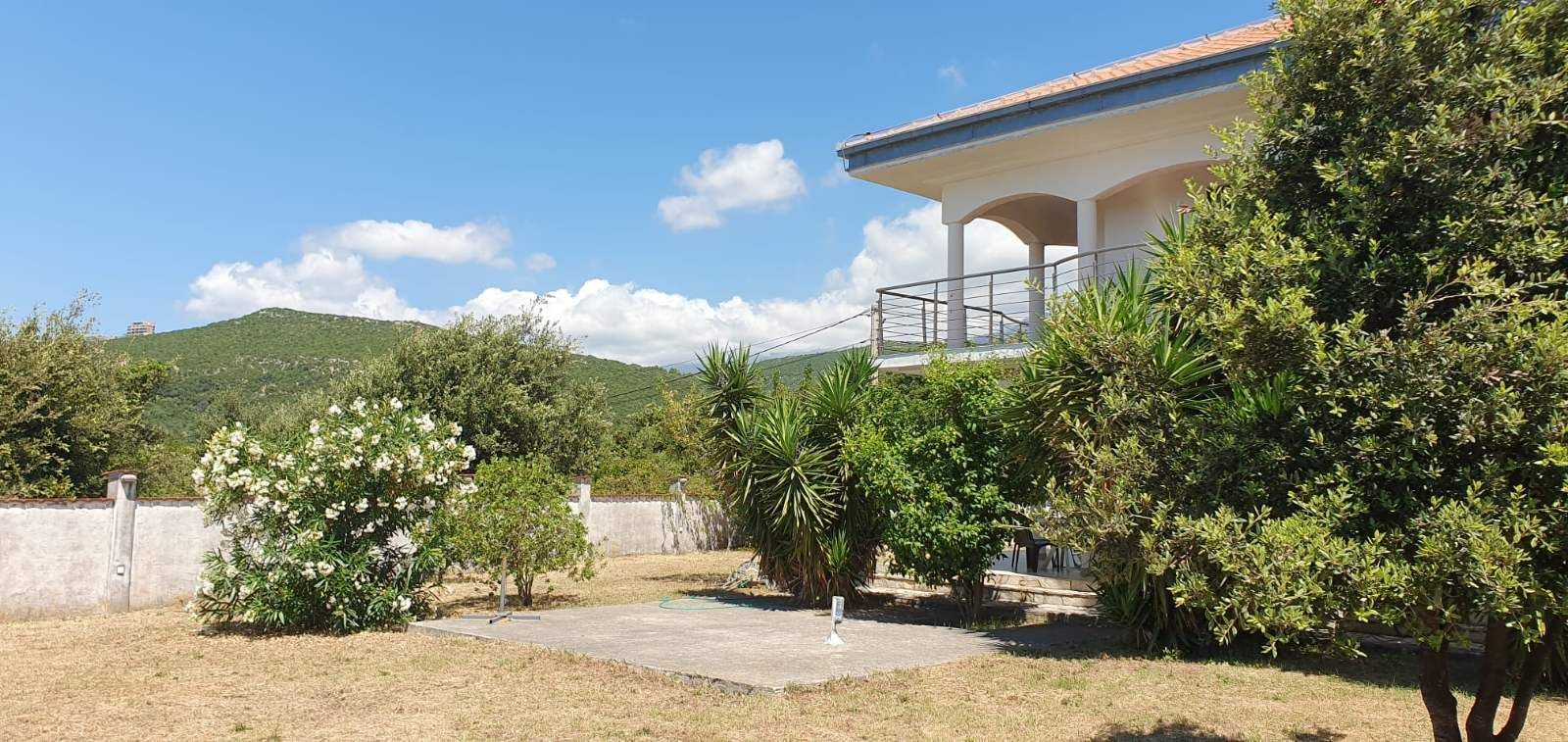 Izdavanje prostrane i renovirane kuće sa panoramskim pogledom na more – Krimovica, Kotor (NA DUŽI PERIOD) - Amfora Real Estate