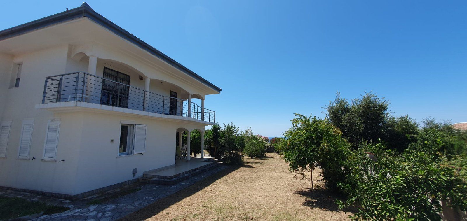 Izdavanje prostrane i renovirane kuće sa panoramskim pogledom na more – Krimovica, Kotor (NA DUŽI PERIOD) - Amfora Real Estate