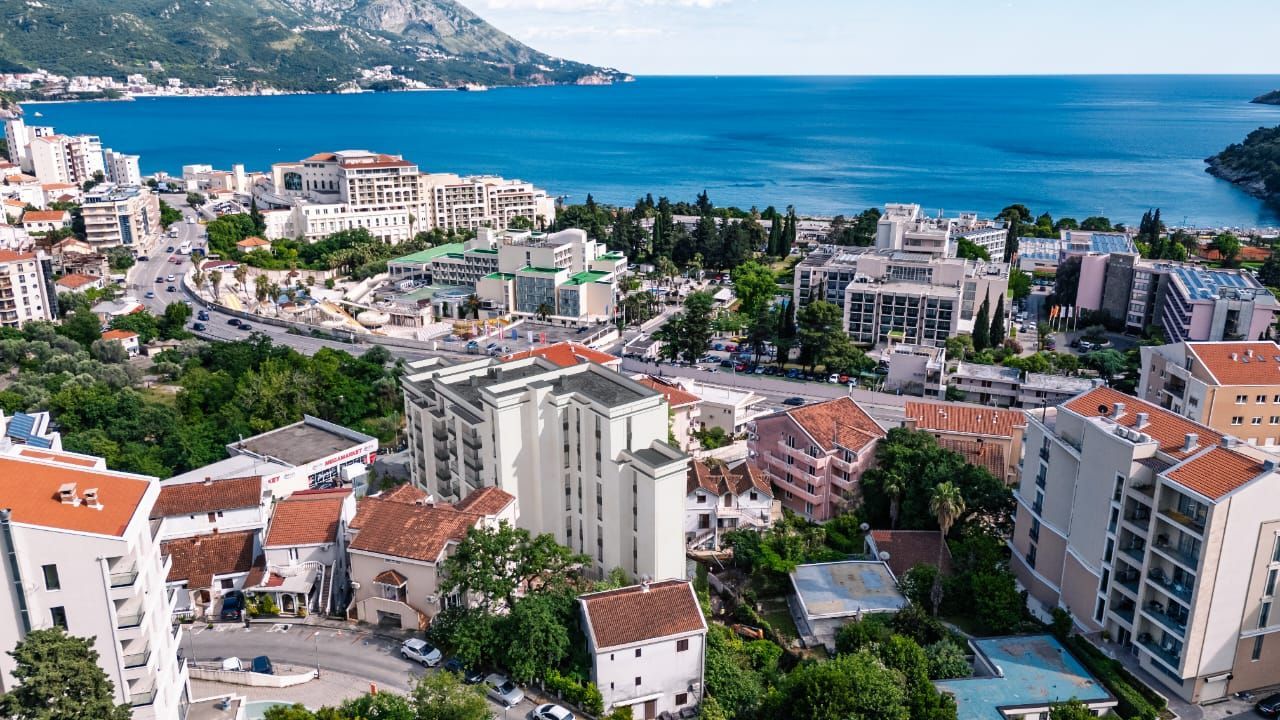 Trosoban stan 134.32m² u ekskluzivnom kompleksu u izgradnji, na atraktivnoj lokaciji – Bečići (Plaćanje na rate) - Amfora Real Estate