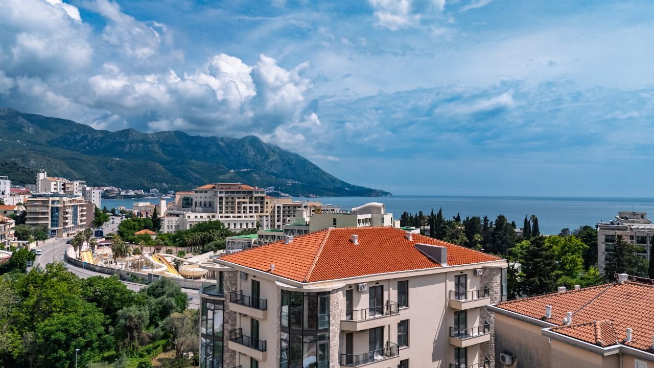 Dvosoban stan 94.85m² sa pogledom na more u ekskluzivnom kompleksu u izgradnji, na atraktivnoj lokaciji – Bečići (Plaćanje na rate) - Amfora Real Estate