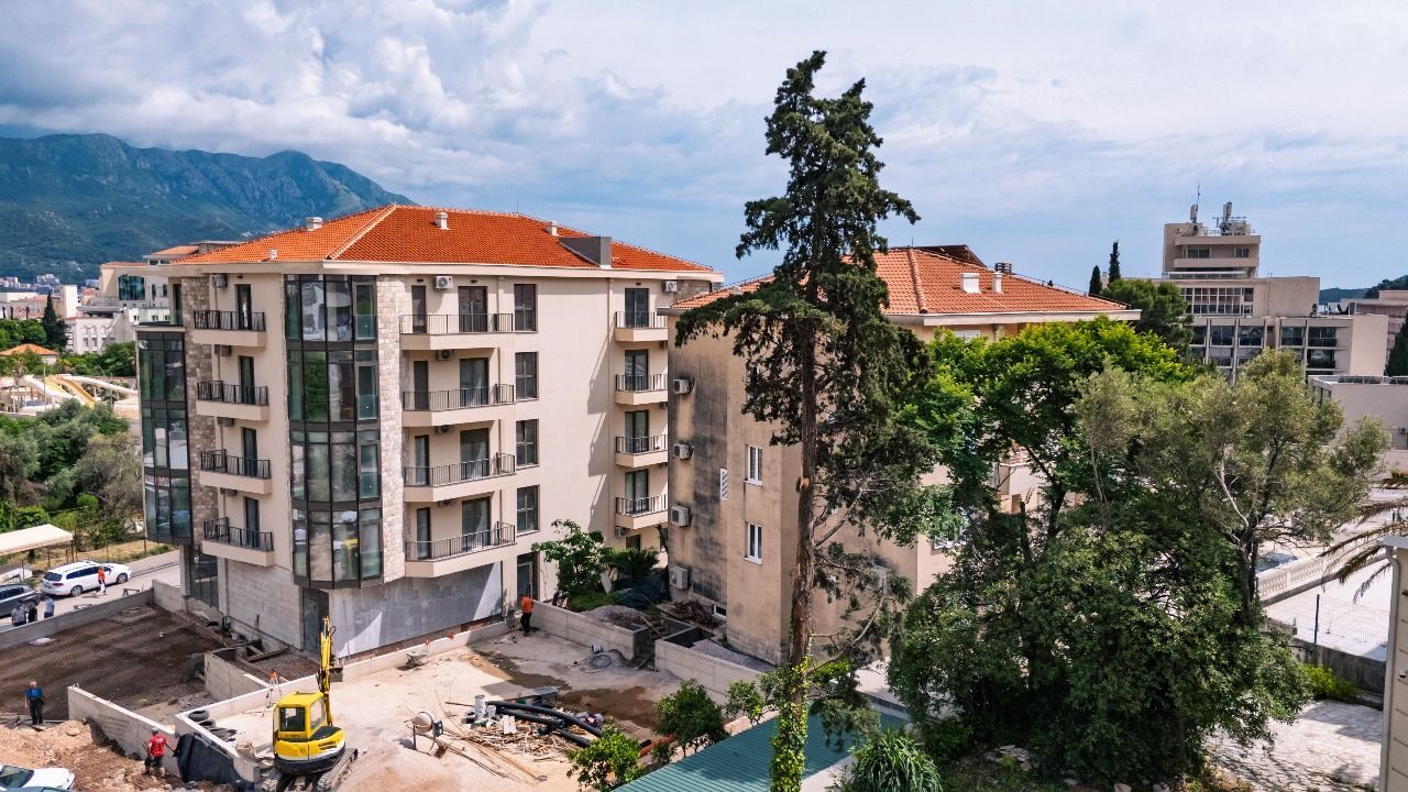 Dvosoban stan 94.85m² sa pogledom na more u ekskluzivnom kompleksu u izgradnji, na atraktivnoj lokaciji – Bečići (Plaćanje na rate) - Amfora Real Estate