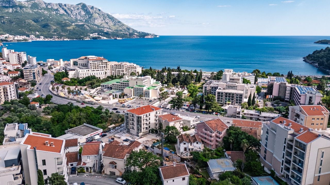 Dvosoban stan 94.85m² sa pogledom na more u ekskluzivnom kompleksu u izgradnji, na atraktivnoj lokaciji – Bečići (Plaćanje na rate) - Amfora Real Estate