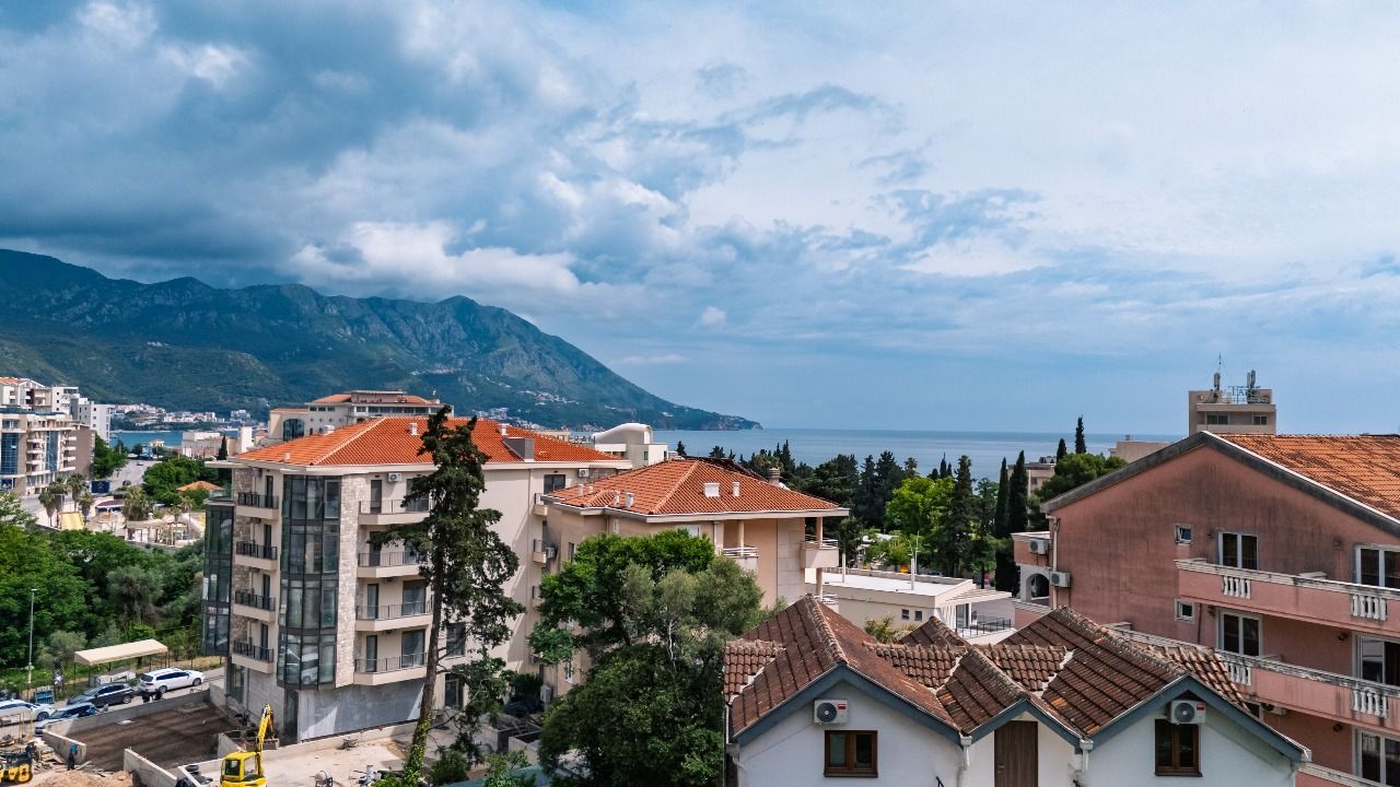 Dvosoban stan 94.85m² sa pogledom na more u ekskluzivnom kompleksu u izgradnji, na atraktivnoj lokaciji – Bečići (Plaćanje na rate) - Amfora Real Estate