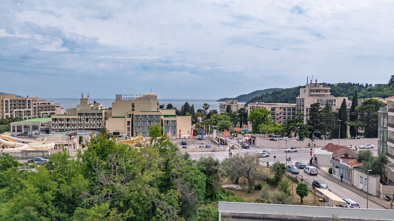 Trosoban stan 134.80m² u ekskluzivnom kompleksu u izgradnji, na atraktivnoj lokaciji – Bečići (Plaćanje na rate) - Amfora Real Estate