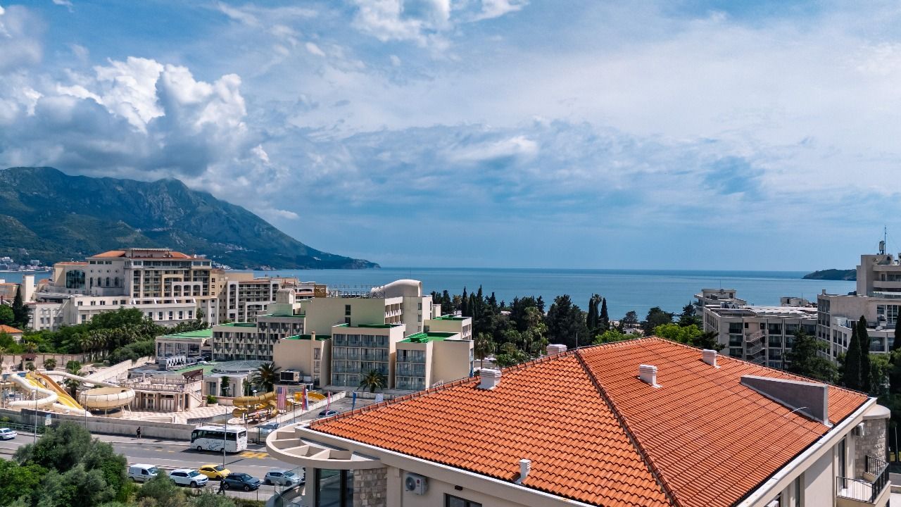 Trosoban stan 134.80m² u ekskluzivnom kompleksu u izgradnji, na atraktivnoj lokaciji – Bečići (Plaćanje na rate) - Amfora Real Estate