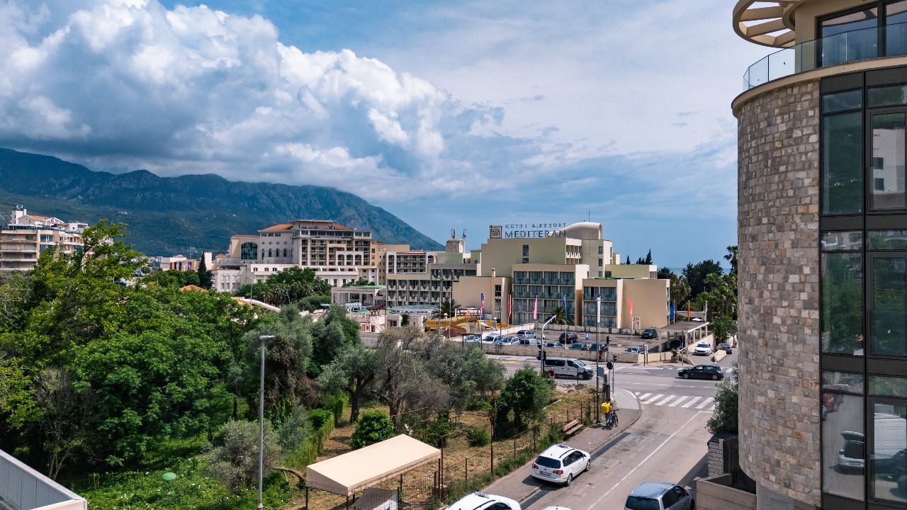 Trosoban stan 134.80m² u ekskluzivnom kompleksu u izgradnji, na atraktivnoj lokaciji – Bečići (Plaćanje na rate) - Amfora Real Estate