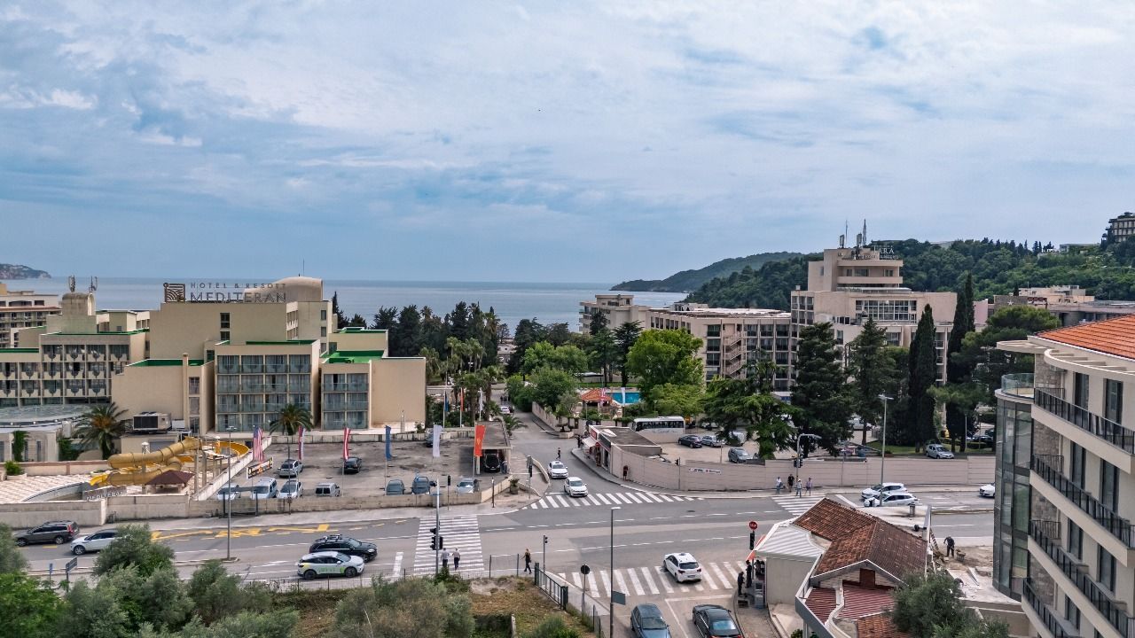 Trosoban stan 134.80m² u ekskluzivnom kompleksu u izgradnji, na atraktivnoj lokaciji – Bečići (Plaćanje na rate) - Amfora Real Estate