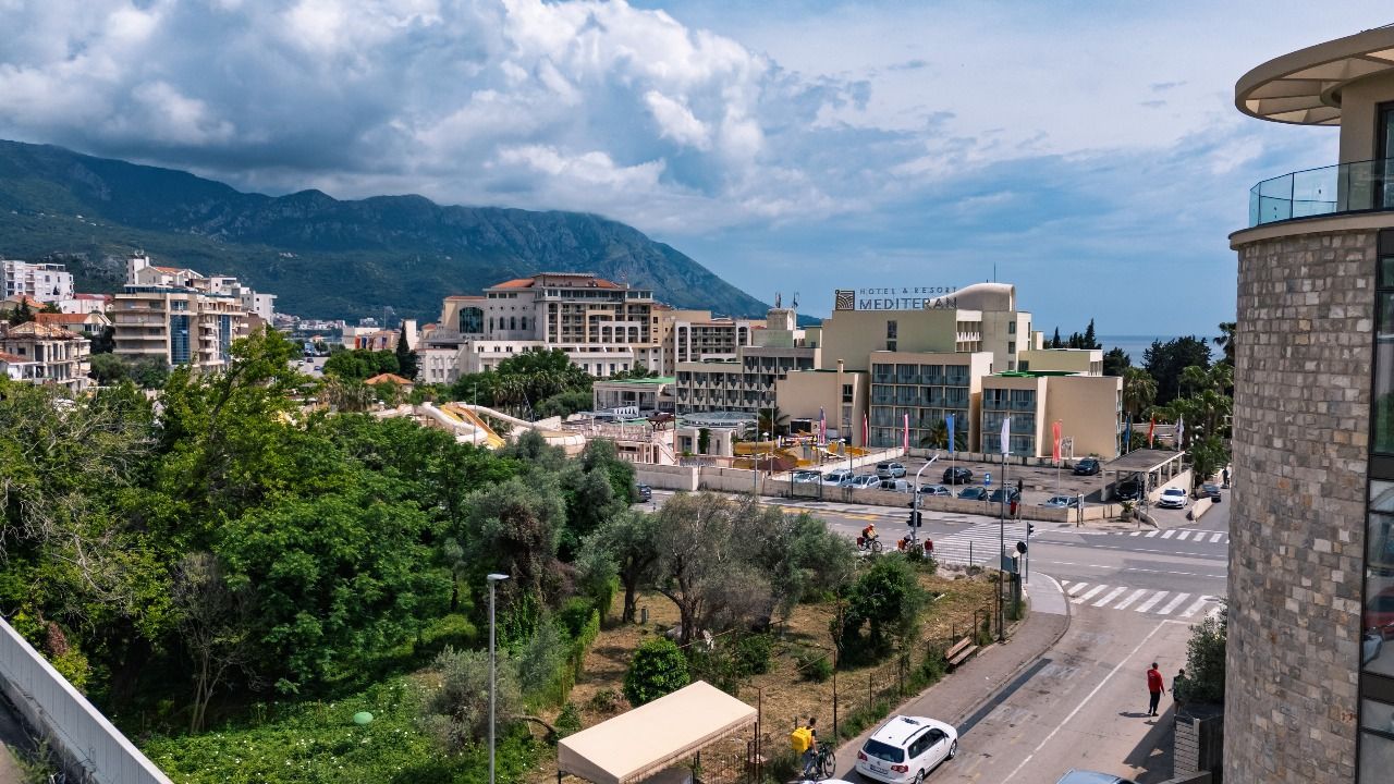 Trosoban stan 134.80m² u ekskluzivnom kompleksu u izgradnji, na atraktivnoj lokaciji – Bečići (Plaćanje na rate) - Amfora Real Estate