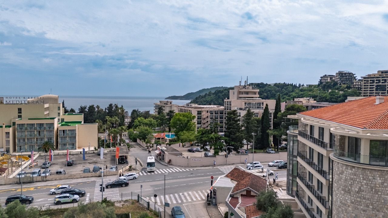 Dvosoban stan 94.85m² sa pogledom na more u ekskluzivnom kompleksu u izgradnji, na atraktivnoj lokaciji – Bečići  (Plaćanje na rate) - Amfora Real Estate