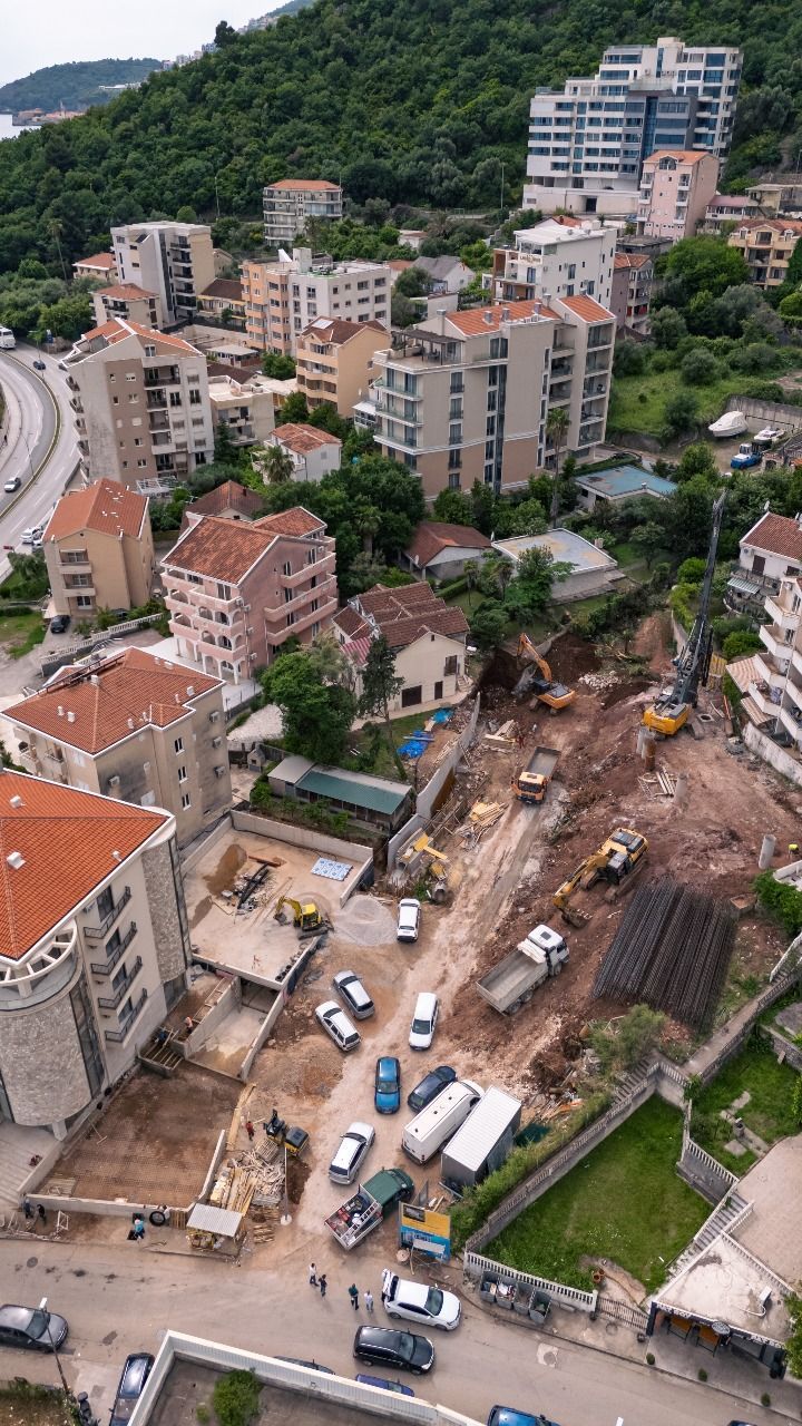 Dvosoban stan 94.85m² sa pogledom na more u ekskluzivnom kompleksu u izgradnji, na atraktivnoj lokaciji – Bečići  (Plaćanje na rate) - Amfora Real Estate