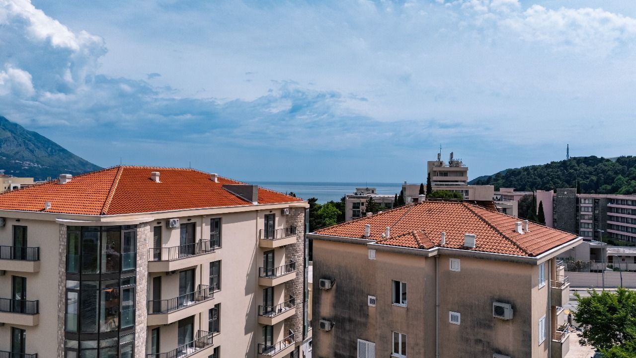 Dvosoban stan 94.85m² sa pogledom na more u ekskluzivnom kompleksu u izgradnji, na atraktivnoj lokaciji – Bečići  (Plaćanje na rate) - Amfora Real Estate