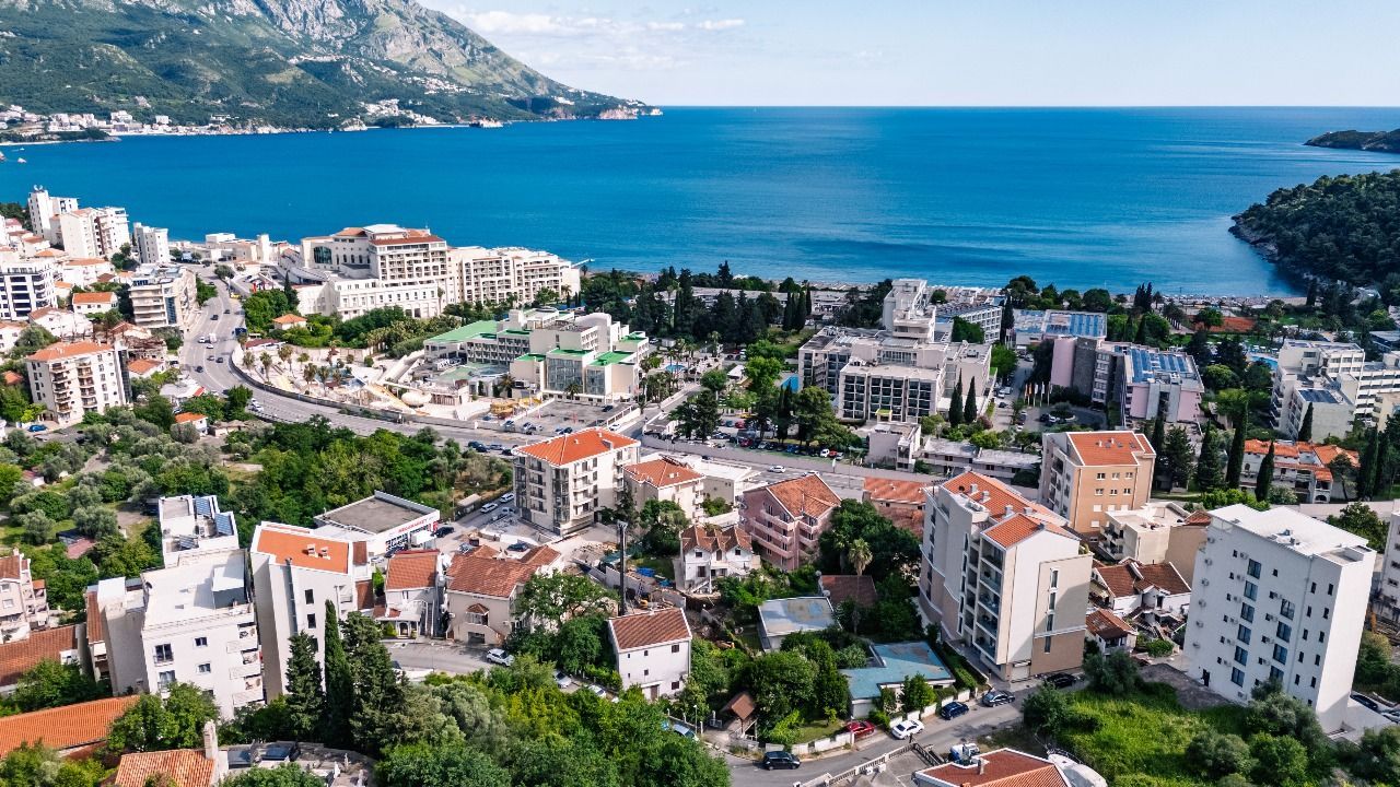 Jednosoban stan 55.95m² sa pogledom na more u ekskluzivnom kompleksu u izgradnji, na atraktivnoj lokaciji – Bečići  (Plaćanje na rate) - Amfora Real Estate