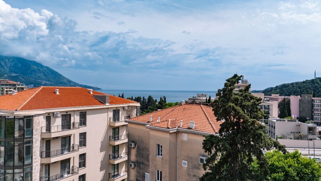 Trosoban penthouse stan 109.29m² sa panoramskim pogledom na more u ekskluzivnom kompleksu u izgradnji, na atraktivnoj lokaciji – Bečići | Akcijska cena do kraja godine uz plaćanje na rate - Amfora Real Estate