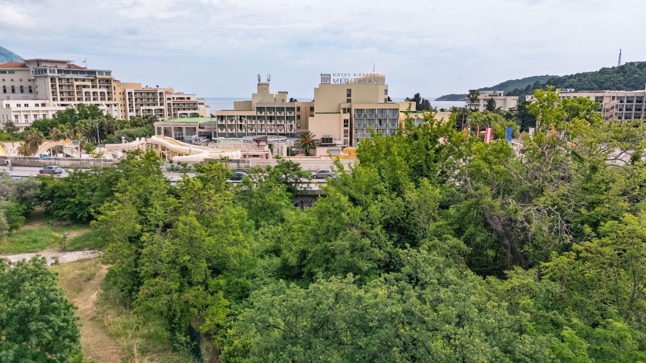 Trosoban penthouse stan 109.29m² sa panoramskim pogledom na more u ekskluzivnom kompleksu u izgradnji, na atraktivnoj lokaciji – Bečići | Akcijska cena do kraja godine uz plaćanje na rate - Amfora Real Estate