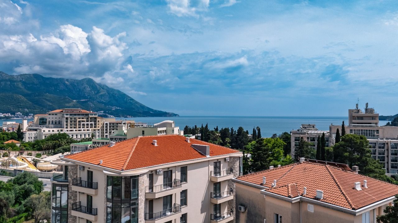 Trosoban penthouse stan 109.29m² sa panoramskim pogledom na more u ekskluzivnom kompleksu u izgradnji, na atraktivnoj lokaciji – Bečići | Akcijska cena do kraja godine uz plaćanje na rate - Amfora Real Estate