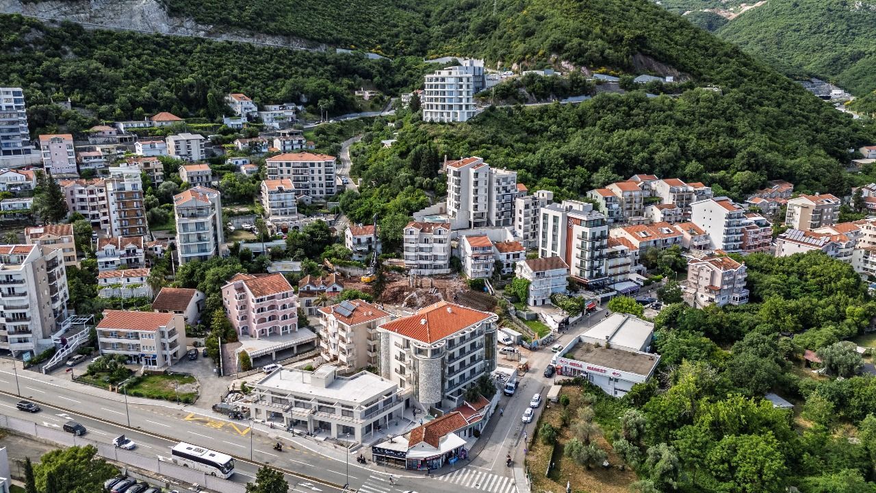 Trosoban penthouse stan 109.29m² sa panoramskim pogledom na more u ekskluzivnom kompleksu u izgradnji, na atraktivnoj lokaciji – Bečići | Akcijska cena do kraja godine uz plaćanje na rate - Amfora Real Estate