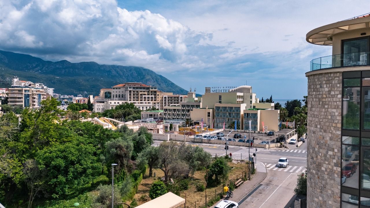 Trosoban penthouse stan 109.29m² sa panoramskim pogledom na more u ekskluzivnom kompleksu u izgradnji, na atraktivnoj lokaciji – Bečići | Akcijska cena do kraja godine uz plaćanje na rate - Amfora Real Estate