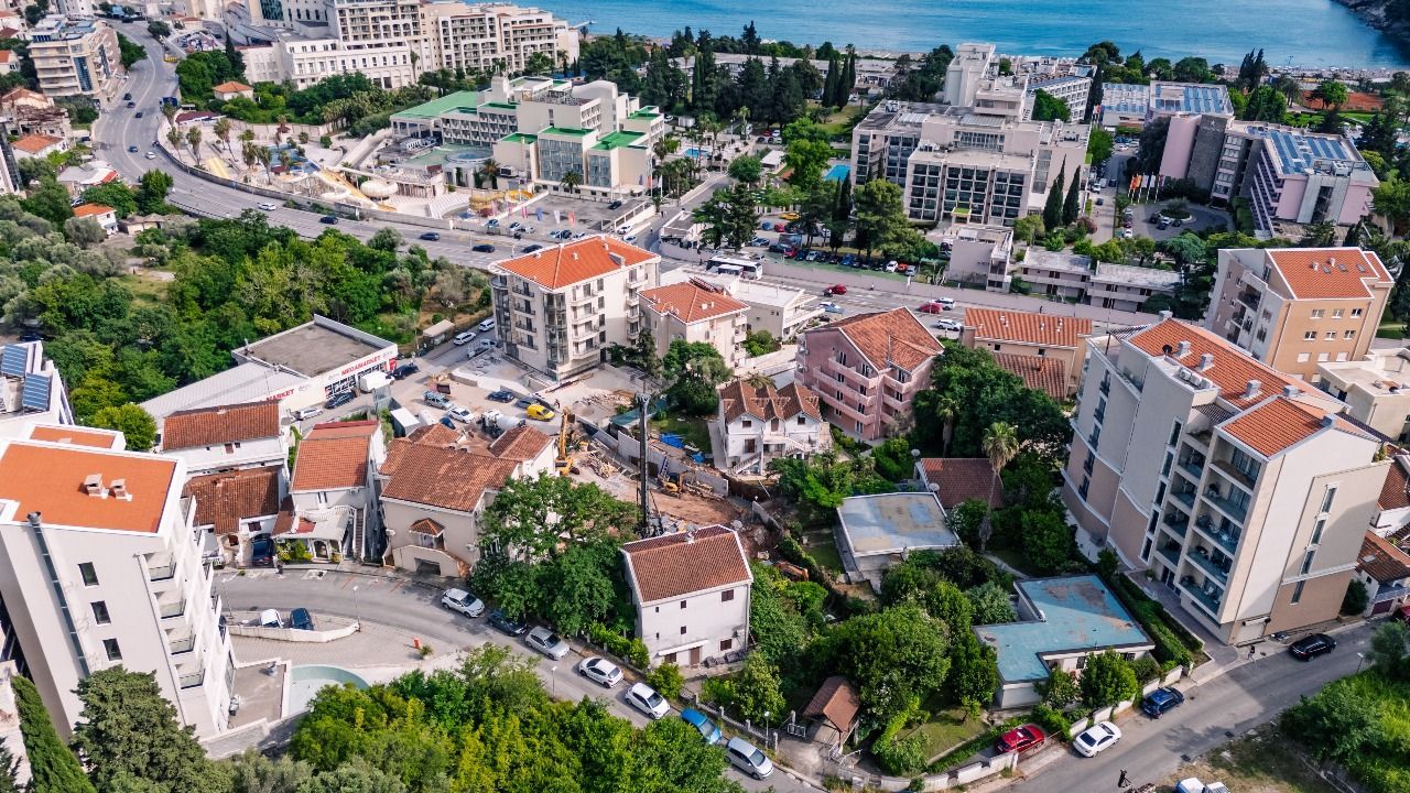 Trosoban penthouse stan 109.29m² sa panoramskim pogledom na more u ekskluzivnom kompleksu u izgradnji, na atraktivnoj lokaciji – Bečići | Akcijska cena do kraja godine uz plaćanje na rate - Amfora Real Estate