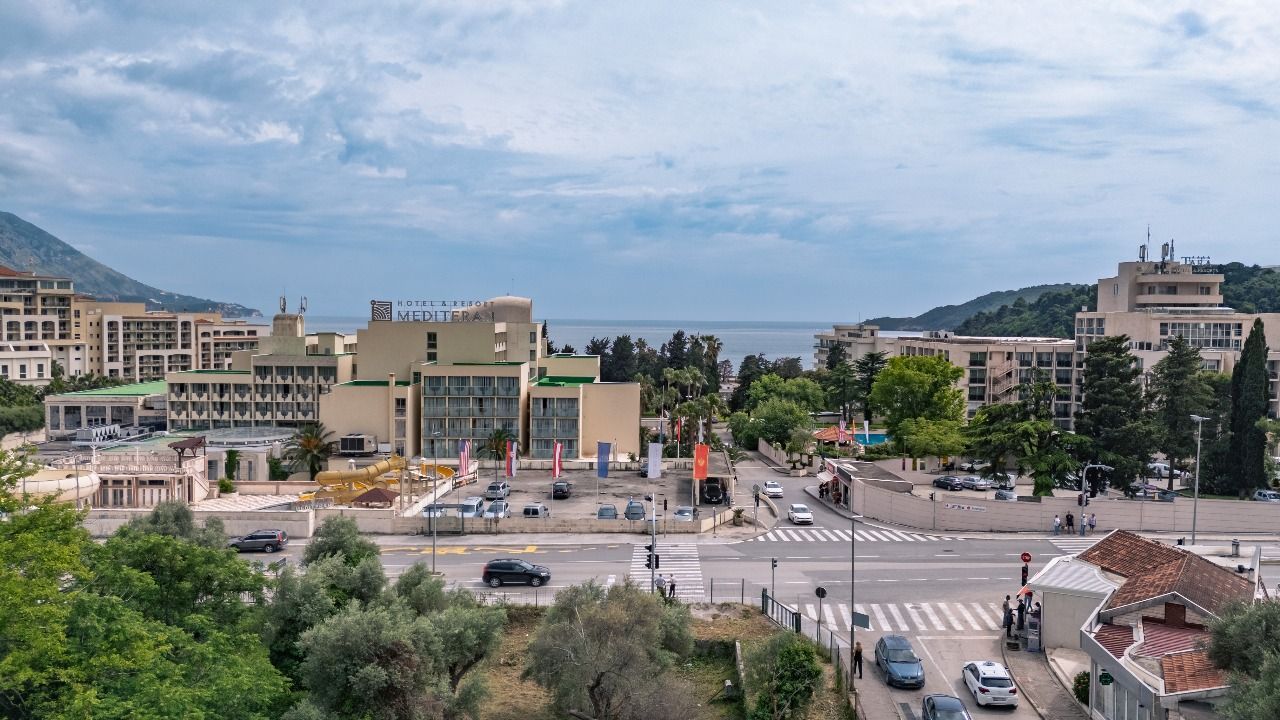 Trosoban penthouse stan 109.29m² sa panoramskim pogledom na more u ekskluzivnom kompleksu u izgradnji, na atraktivnoj lokaciji – Bečići | Akcijska cena do kraja godine uz plaćanje na rate - Amfora Real Estate