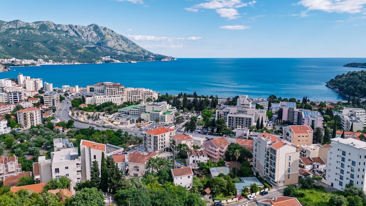 Trosoban penthouse stan 109.29m² sa panoramskim pogledom na more u ekskluzivnom kompleksu u izgradnji, na atraktivnoj lokaciji – Bečići | Akcijska cena do kraja godine uz plaćanje na rate - Amfora Real Estate