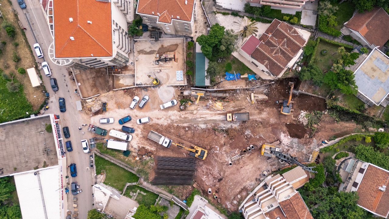 Trosoban penthouse stan 109.29m² sa panoramskim pogledom na more u ekskluzivnom kompleksu u izgradnji, na atraktivnoj lokaciji – Bečići | Akcijska cena do kraja godine uz plaćanje na rate - Amfora Real Estate