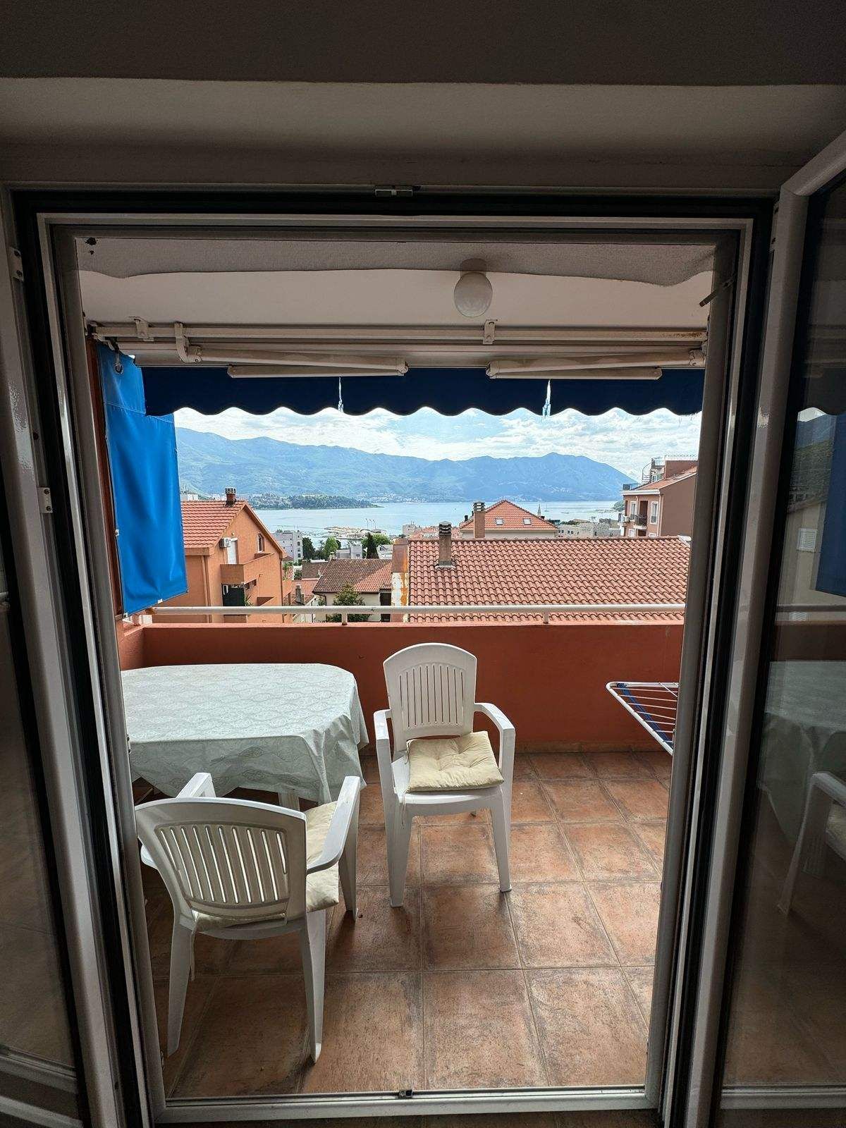 Izdavanje – Jednosoban stan 36 m² sa panoramskim pogledom na more i parkingom, Budva, Gospoština (Na period do 01.06.2026) - Amfora Real Estate