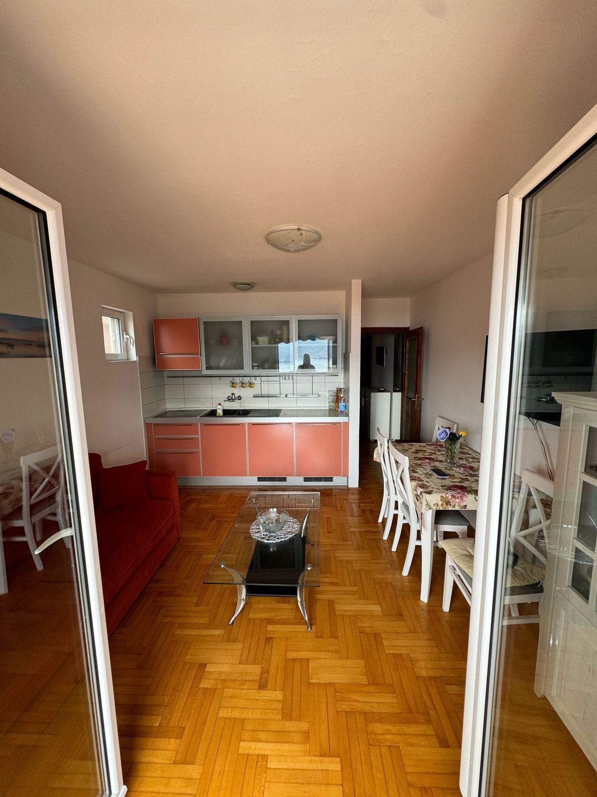 Izdavanje – Jednosoban stan 36 m² sa panoramskim pogledom na more i parkingom, Budva, Gospoština (Na period do 01.06.2026) - Amfora Real Estate