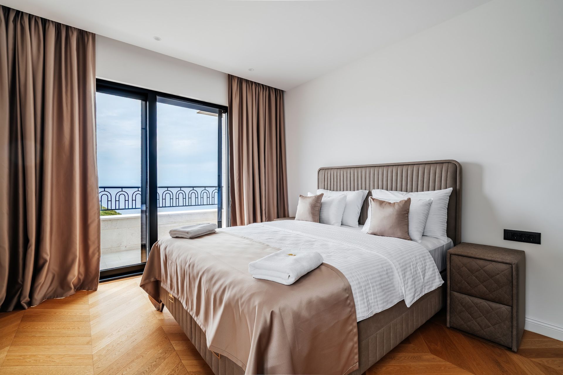 Izdaje se nova luksuzna vila sa bazenom i panoramskim pogledom na more – Reževići, Budva (na duži period) - Amfora Real Estate