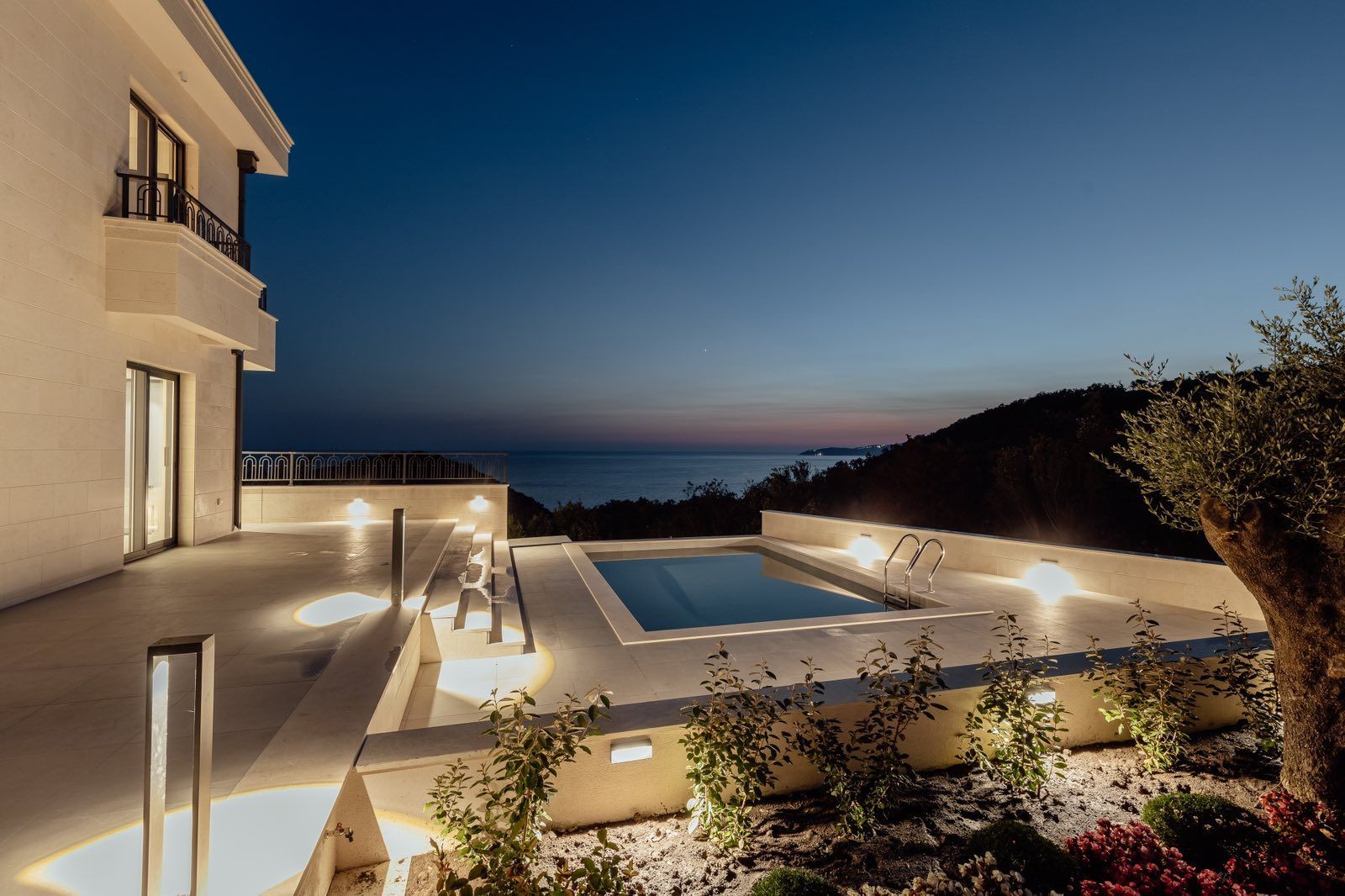 Izdaje se nova luksuzna vila sa bazenom i panoramskim pogledom na more – Reževići, Budva (na duži period) - Amfora Real Estate