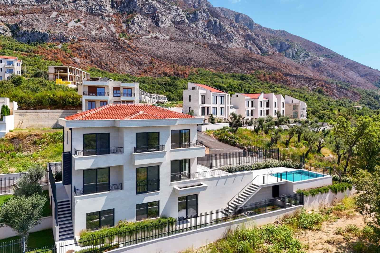 Izdaje se nova luksuzna vila sa bazenom i panoramskim pogledom na more – Reževići, Budva (na duži period) - Amfora Real Estate