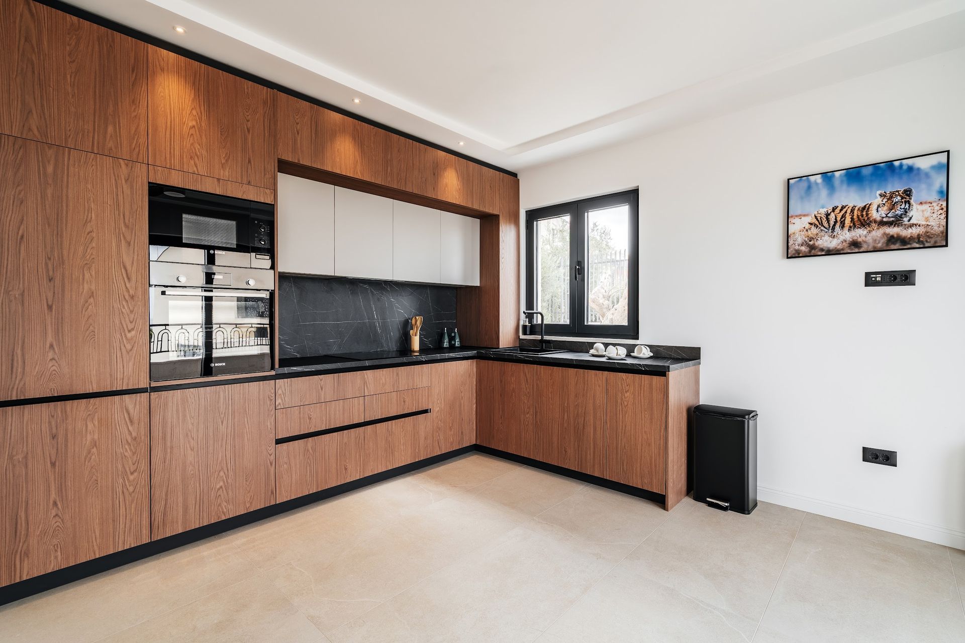 Izdaje se nova luksuzna vila sa bazenom i panoramskim pogledom na more – Reževići, Budva (na duži period) - Amfora Real Estate