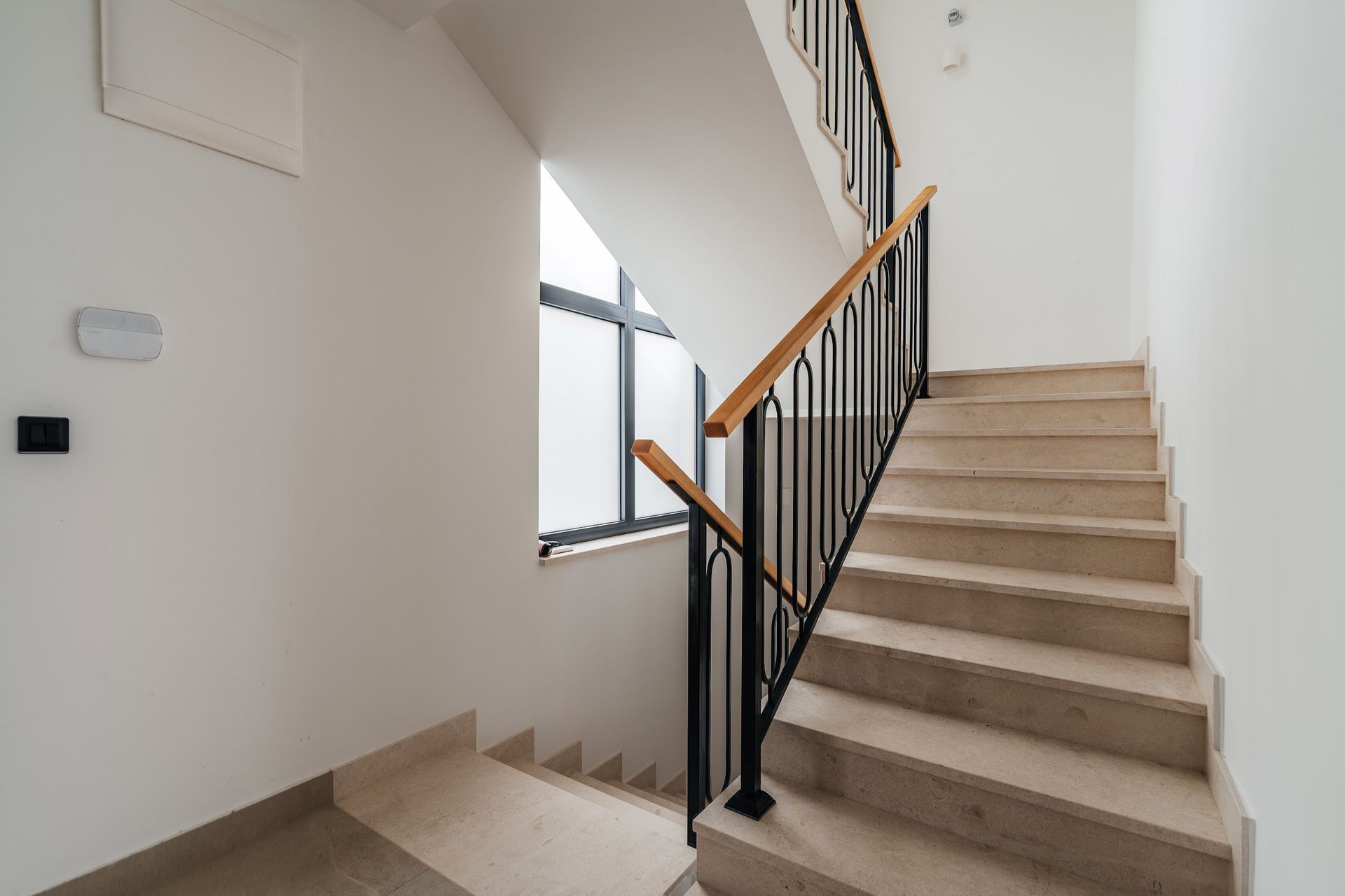 Izdaje se nova luksuzna vila sa bazenom i panoramskim pogledom na more – Reževići, Budva (na duži period) - Amfora Real Estate