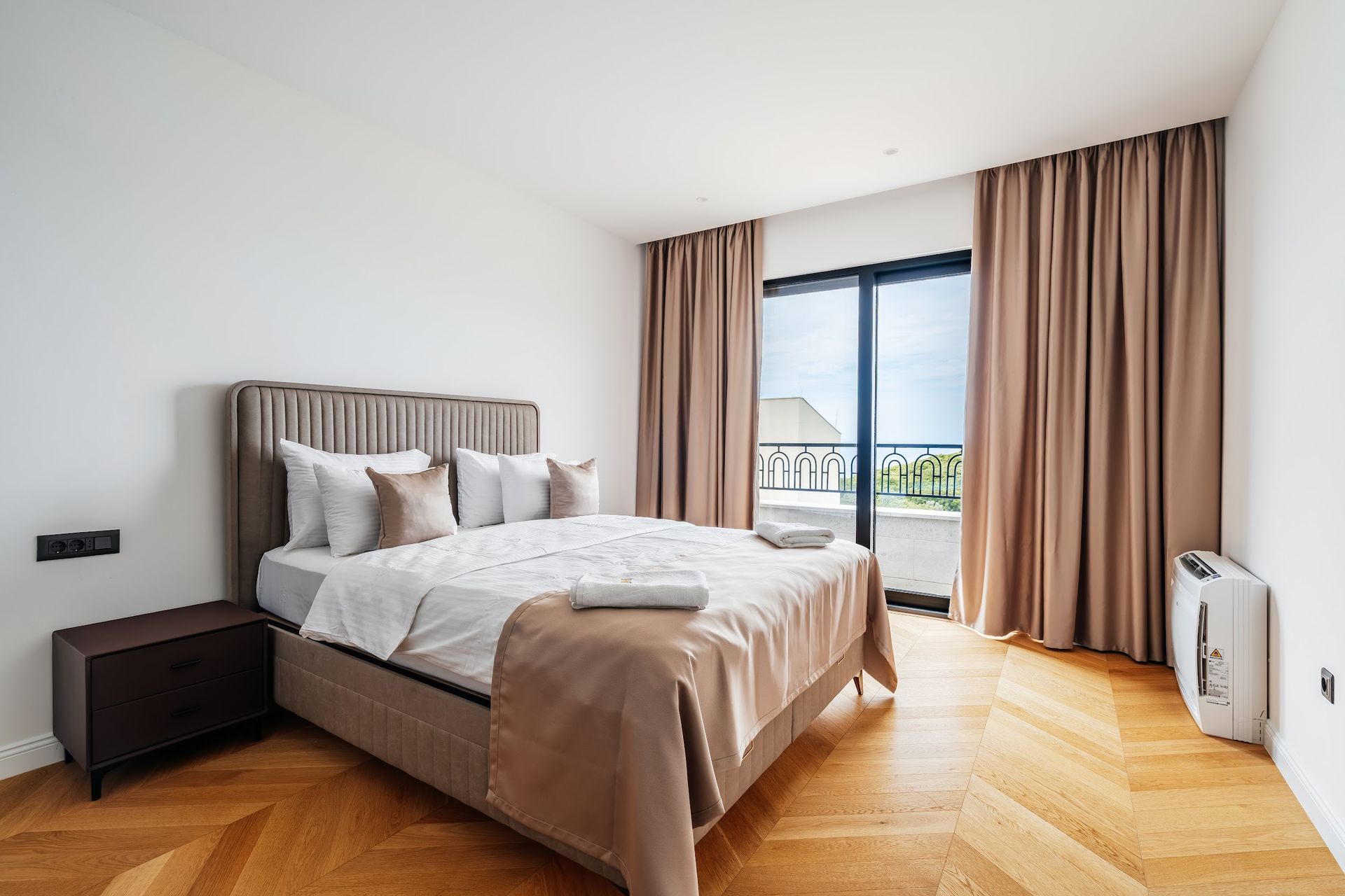 Izdaje se nova luksuzna vila sa bazenom i panoramskim pogledom na more – Reževići, Budva (na duži period) - Amfora Real Estate