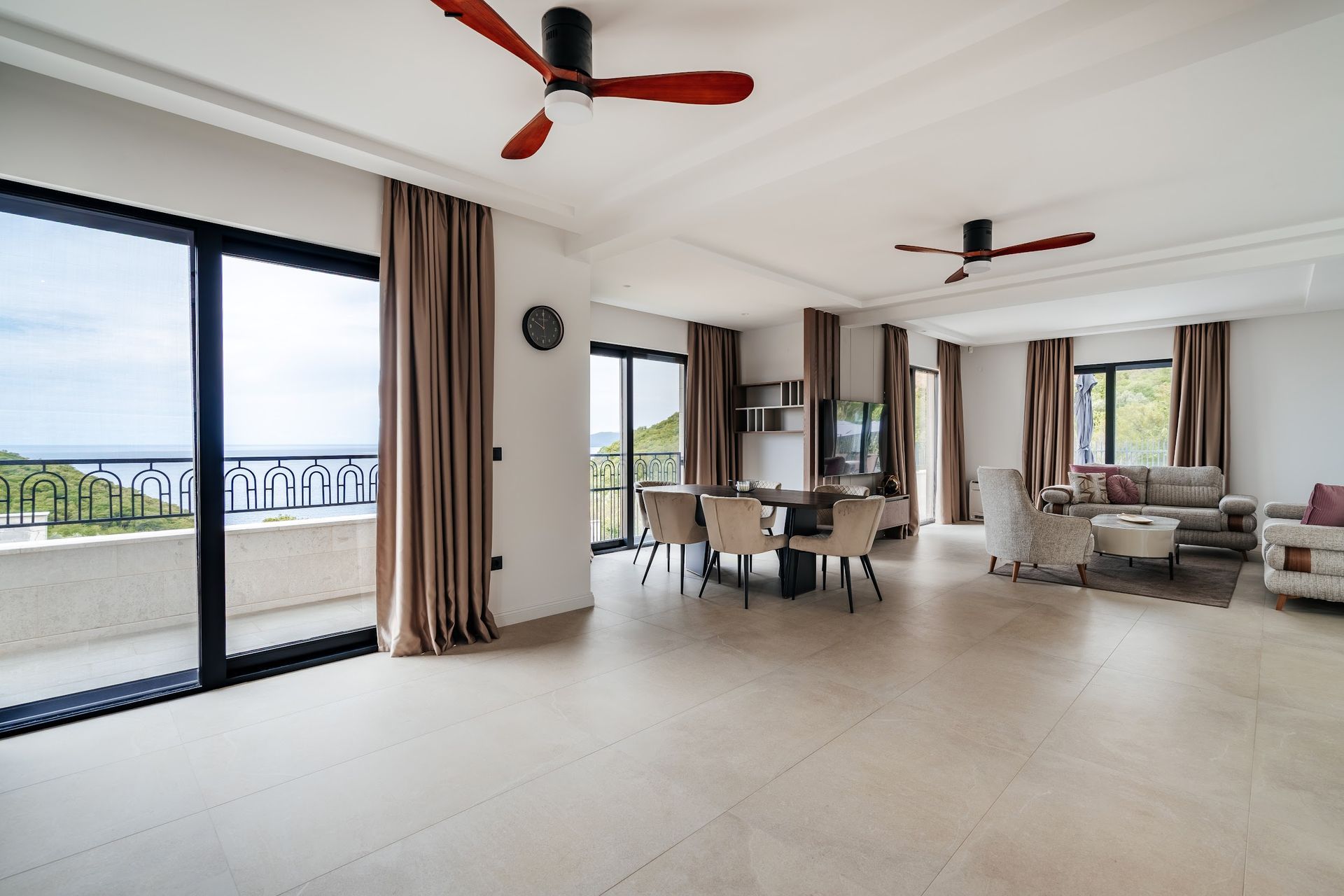 Izdaje se nova luksuzna vila sa bazenom i panoramskim pogledom na more – Reževići, Budva (na duži period) - Amfora Real Estate