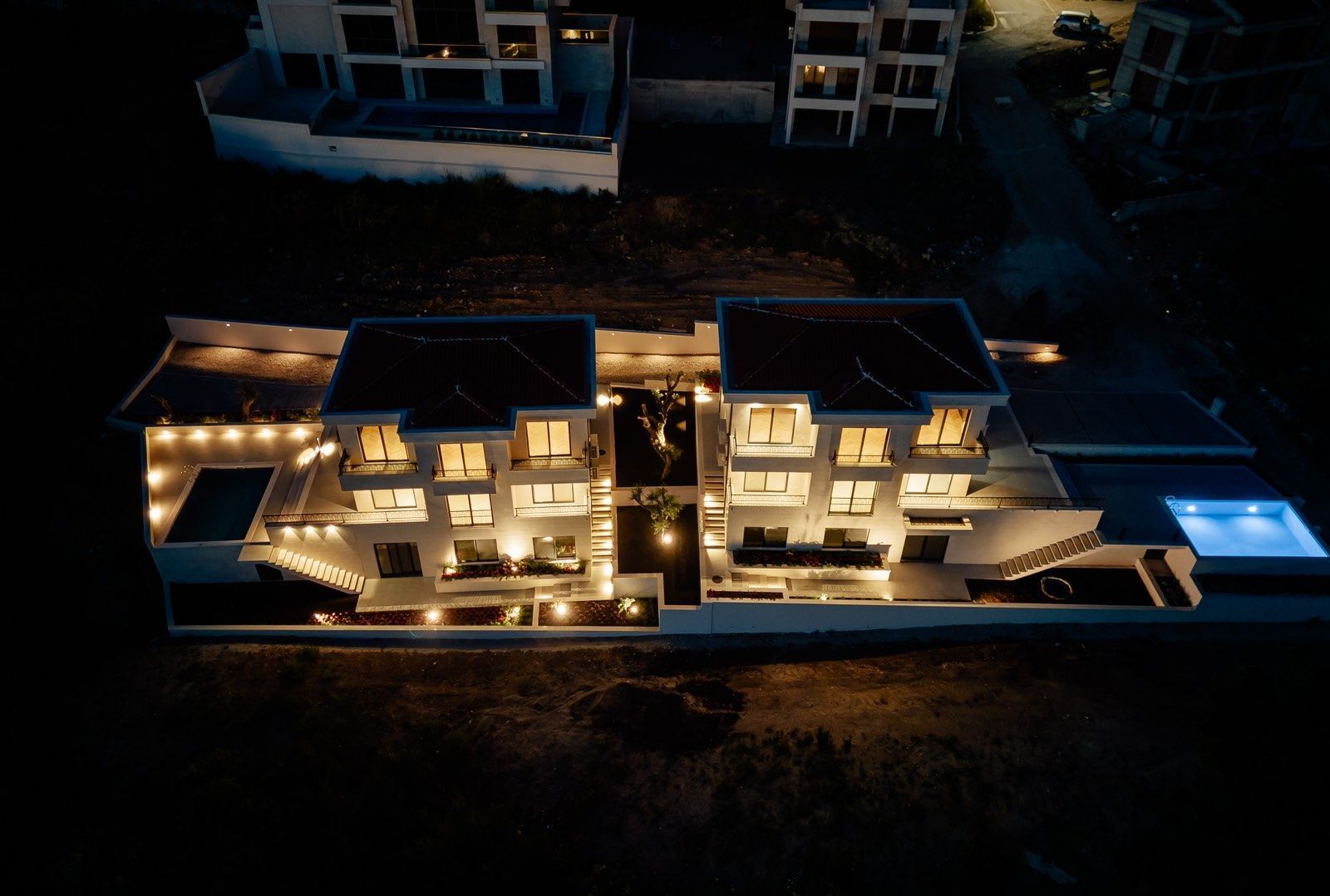 Izdaje se nova luksuzna vila sa bazenom i panoramskim pogledom na more – Reževići, Budva (na duži period) - Amfora Real Estate