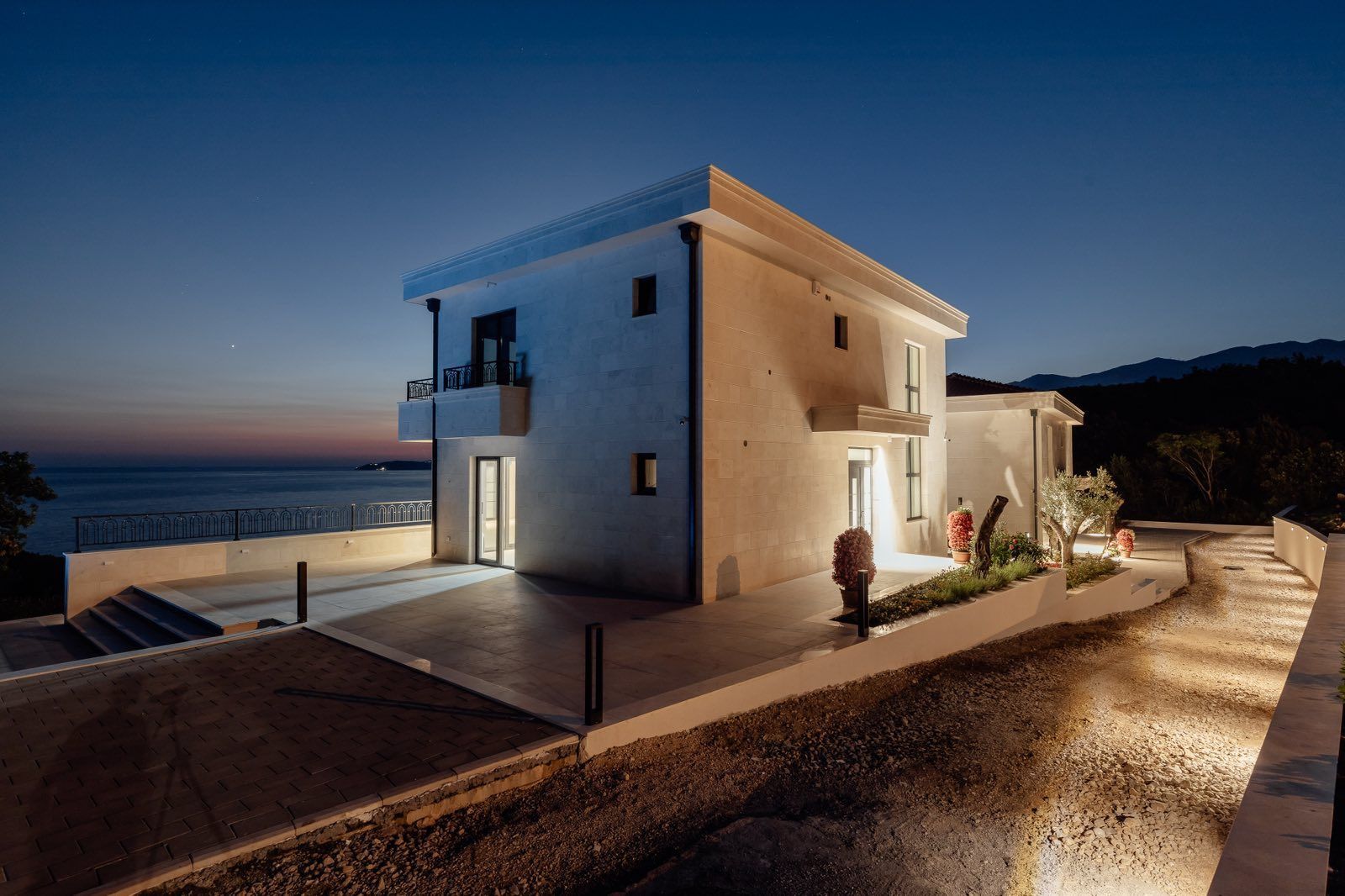 Izdaje se nova luksuzna vila sa bazenom i panoramskim pogledom na more – Reževići, Budva (na duži period) - Amfora Real Estate