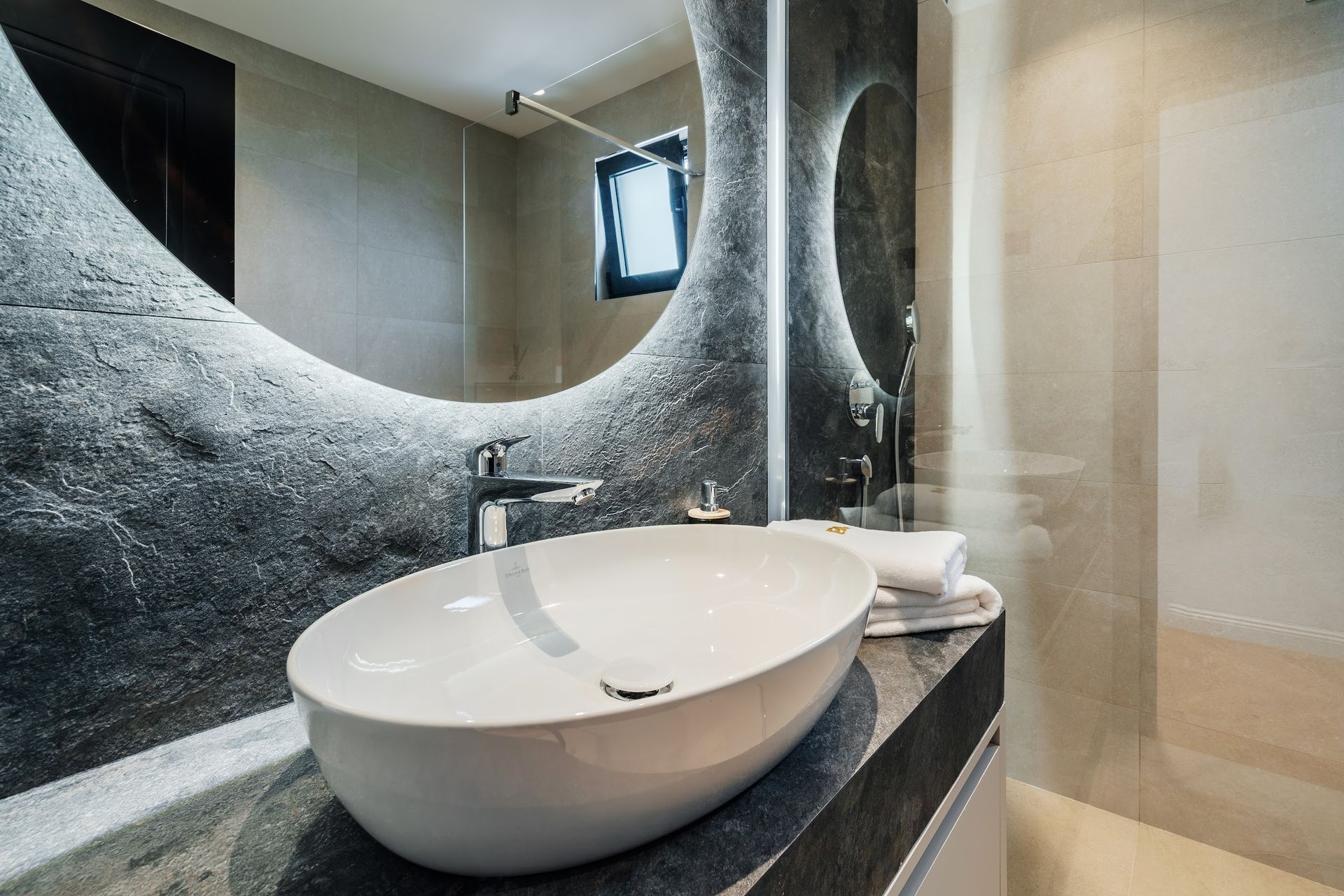 Izdaje se nova luksuzna vila sa bazenom i panoramskim pogledom na more – Reževići, Budva (na duži period) - Amfora Real Estate